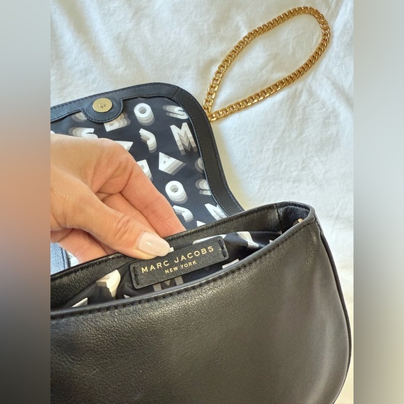 Marc Jacobs | Black Leather Avenue Small Crossbody Shoulder Bag | Gold Hardware - Picture 8 of 9